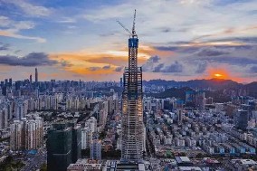 旭東圍擋廠家祝賀，深圳又一高樓388米 順利封頂 ！