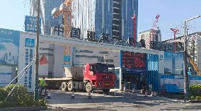 圍擋廠家、建筑施工圍擋圍深圳新材料產(chǎn)業(yè)大廈項目提供安全保障